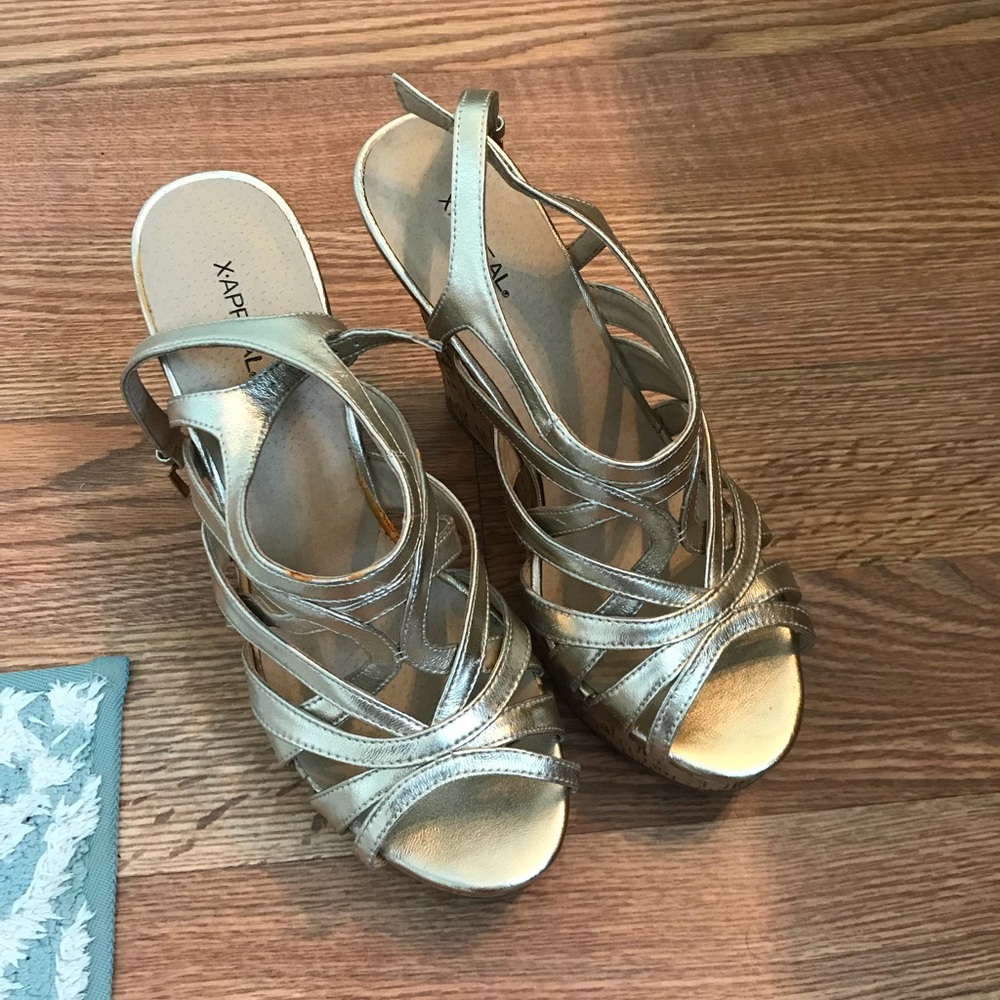 Size 11 gold wedge